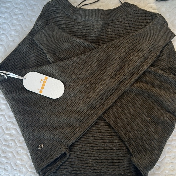 Diadora Luxe Cropped Olive Sweater NWT - Picture 5 of 5